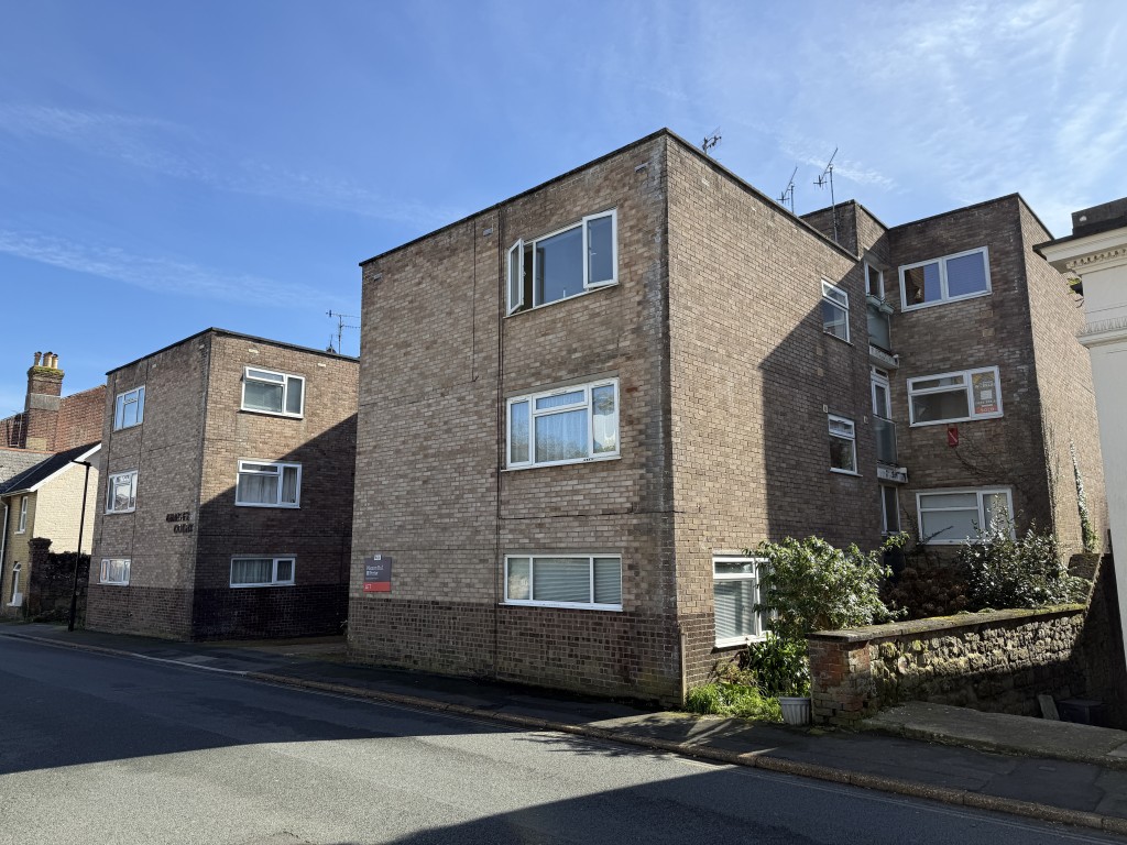 Lot: 141 - PURPOSE-BUILT TOWN CENTRE FLAT WITH PARKING - Front View of the Flat